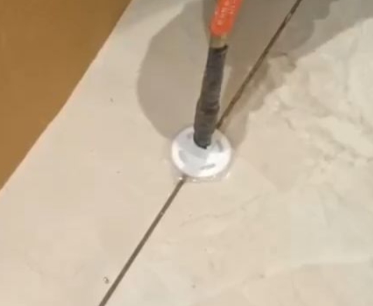 焉耆瓷砖空鼓维修公司专业解答瓷砖在铺贴过程中，如果没有涂抹均匀到位的粘结材料（如水泥砂浆或瓷砖胶），可能会导致以下问题